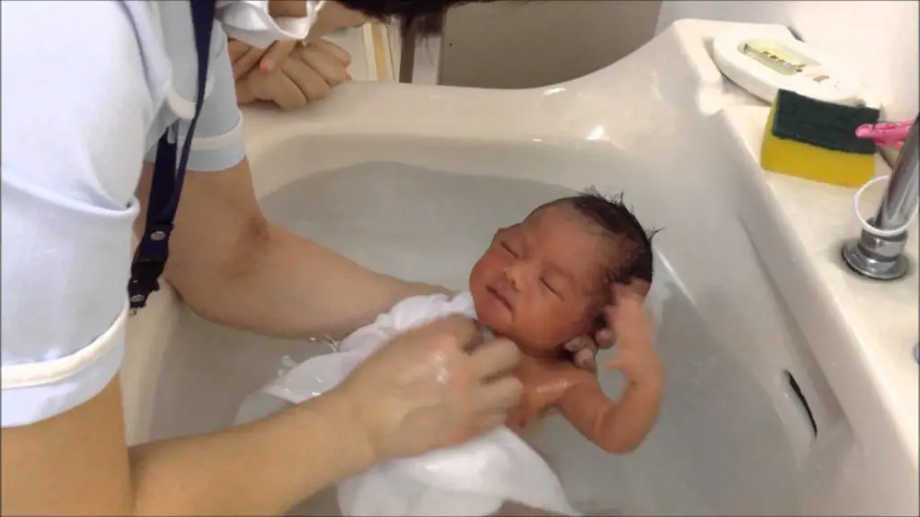 First bathing of a newborn 