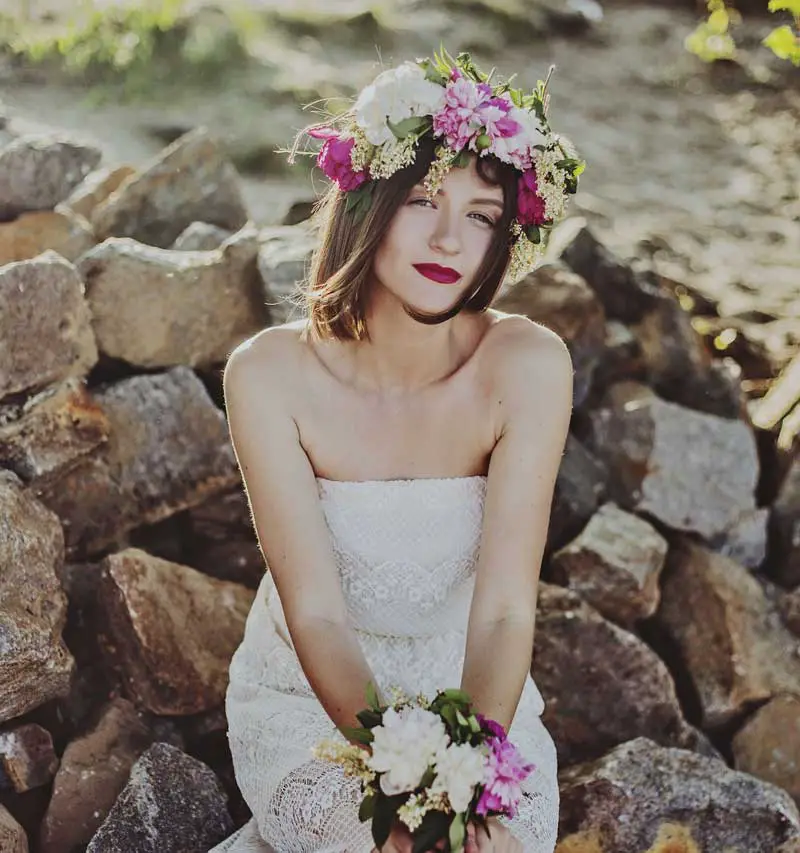 bride-wears-flower-crown-at-her-wedding800x853